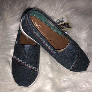 Youth classic Toms size 1.5